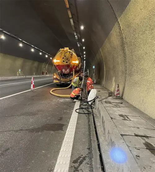 华池隧道排水渠清淤